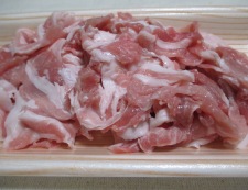 豚こまと玉ねぎの甘味噌炒め　材料①