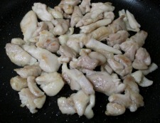 鶏肉とカリフラワーのピリ辛塩炒め　調理③