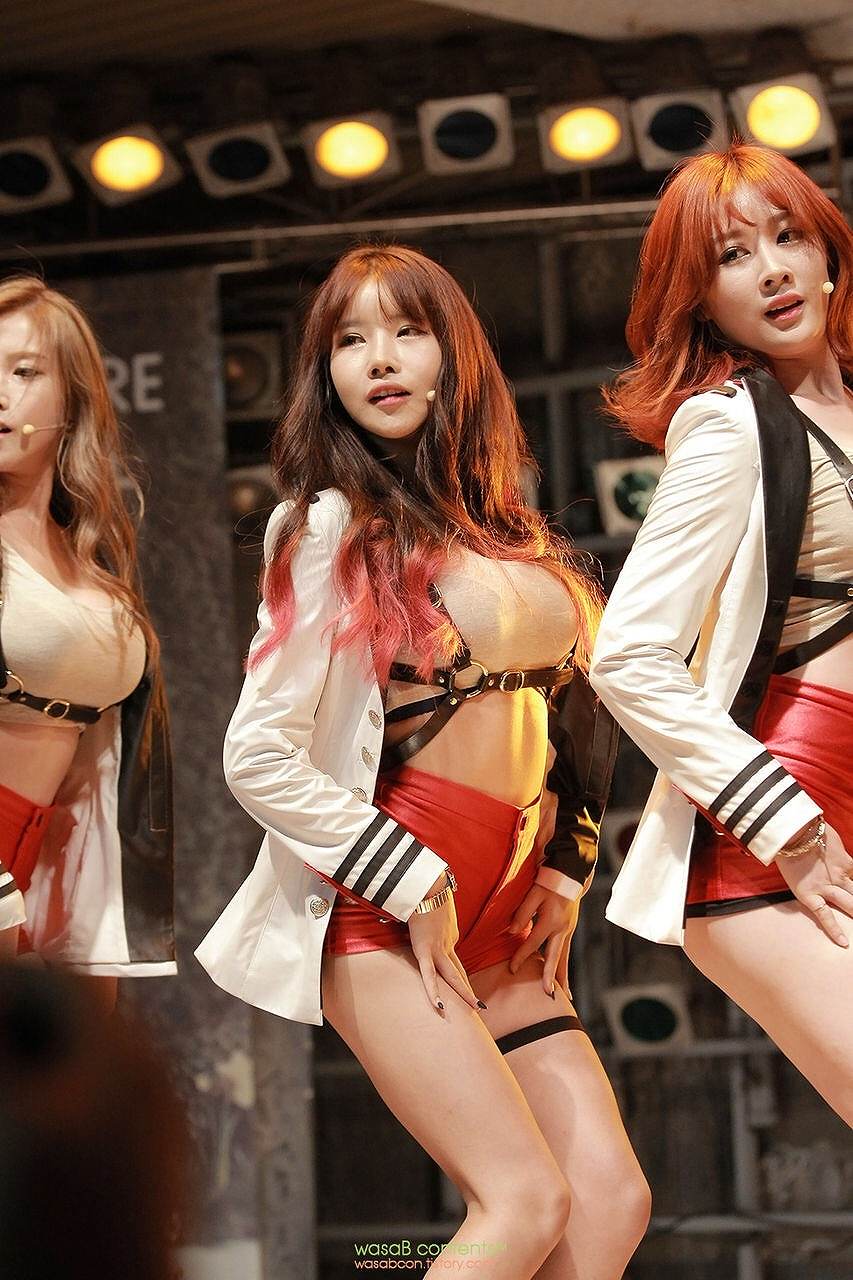 おっぱいが強調されるベルトをつけてショートパンツで踊る韓国のアイドル、Pocket Girls