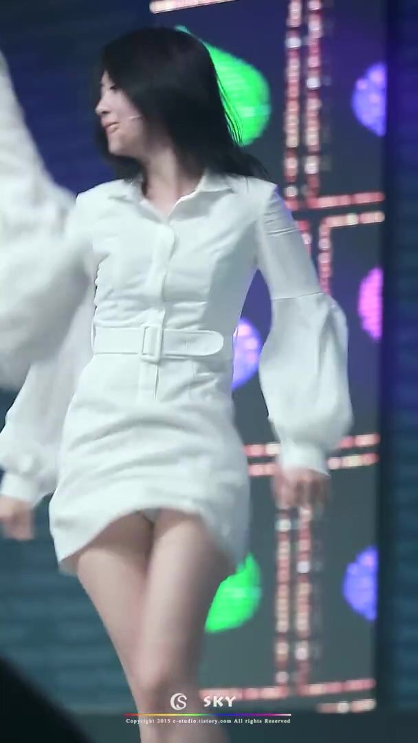 白いワンピースで純白パンツをパンチラしながら踊る韓国のアイドル、7学年1班（ナナガク）