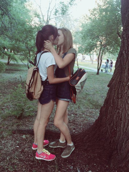 女同士でキスをするロシアのスレンダー女子