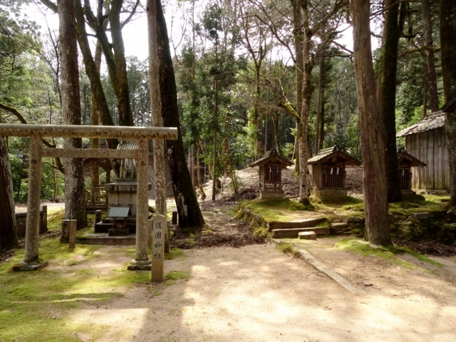 赤渕神社　左の境内社