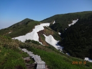 避難小屋手前から眺める割引岳（左）と巻機山（右）