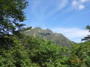 谷川岳トマの耳（左）と最高峰オキの耳（右）