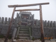 山頂にある駒ヶ岳神社。周囲は強風濃霧