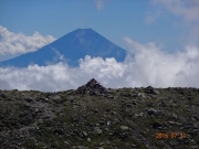 間ノ岳山頂で積み石ケルンと富士山