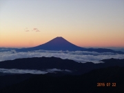 テント場から見る夜明け前の富士山