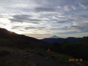 荒川小屋キャンプ場から夜明けの富士山眺望