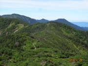 茶臼岳から光岳（左奥）への縦走路眺望