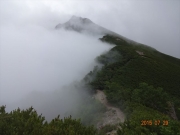 塩見岳への稜線は左側が濃い霧