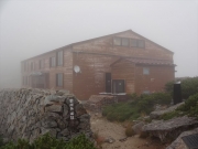 霧に包まれた薬師岳山荘