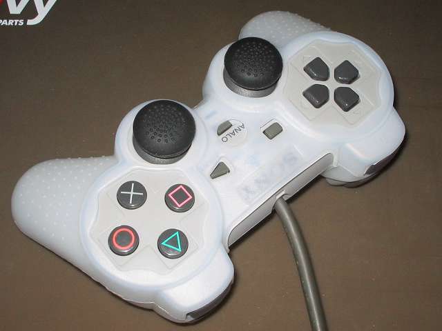 プレイステーション デュアルショックシリーズ （PlayStation DUALSHOCK） シリコンコントローラーカバー ホワイト 装着完了後のデュアルショック SCPH-1200 コントローラー