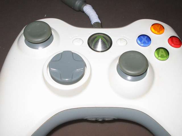 シリコンコントローラーカバー装着済み Xbox 360 コントローラーとカバー付きアナログスティックの干渉トラブル アナログスティック軸の高さ調節改造後、組み直した Xbox 360 コントローラー