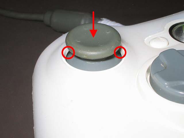シリコンコントローラーカバー装着済み Xbox 360 コントローラーとカバー付きアナログスティックの干渉トラブル アナログスティックを押し込むとコントローラーとの間にすき間（画像赤丸）ができる