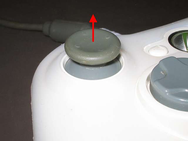 シリコンコントローラーカバー装着済み Xbox 360 コントローラーとカバー付きアナログスティックの干渉トラブル アナログスティックを引っ張るとコントローラーとの間にあったすき間がなくなる