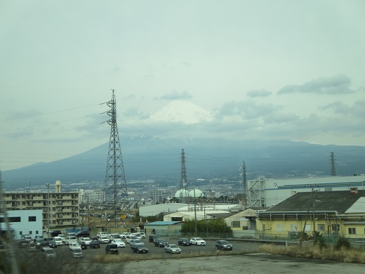 曇っているのに富士山が見えた