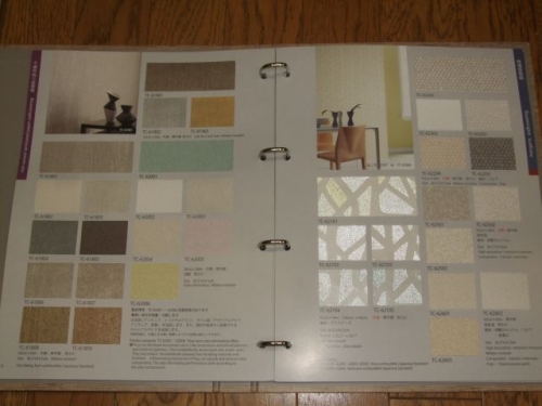 左）不織布貼り紙壁紙、右）ガラスビース、パルプ、炭酸カルシウム壁紙