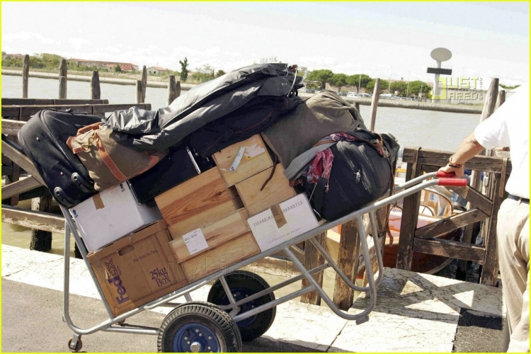 johnny-depp-luggage-0255.jpg