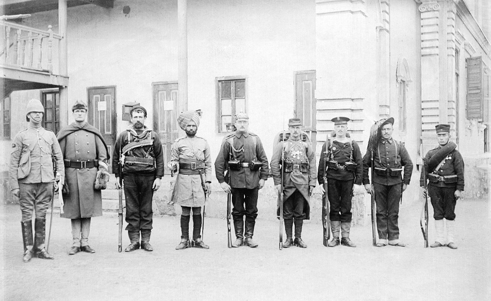 連合軍の兵士(1900年)。左から、イギリス、アメリカ、ロシア、イギリス領インド、ドイツ、フランス、オーストリア＝ハンガリー、イタリア、日本。