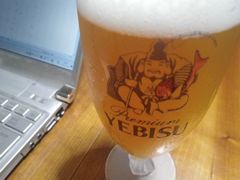 ［写真］恵比寿さまの鯛が赤くなったビールグラス