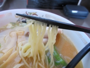 ぽんつく　味噌ﾗｰﾒﾝ　麺