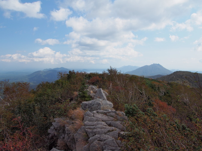 空沼岳山頂から望む風不死岳と樽前山（左）、恵庭岳（右）